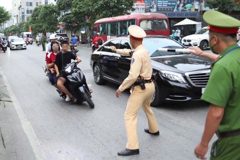 CSGT Hà Nội xử lý nhiều học sinh chạy xe máy không biển số, không đội mũ bảo hiểm 701180