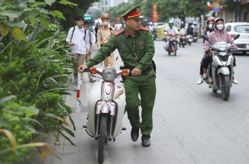 CSGT Hà Nội xử lý nhiều học sinh chạy xe máy không biển số, không đội mũ bảo hiểm 701182
