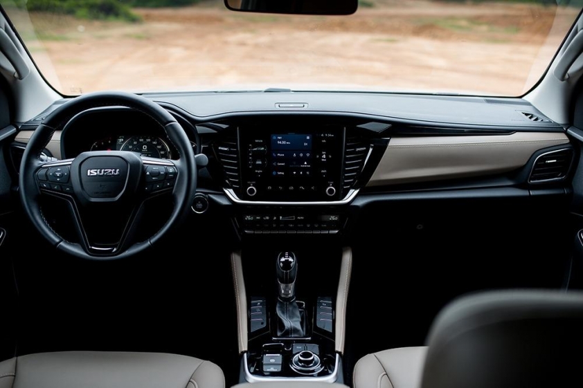 Isuzu mu-X giảm giá tới 330 triệu đồng tại đại lý: SUV 7 chỗ 