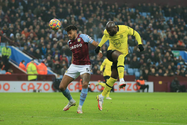 Lukaku đánh đầu đưa Chelsea vươn lên dẫn trước. Ảnh: internet