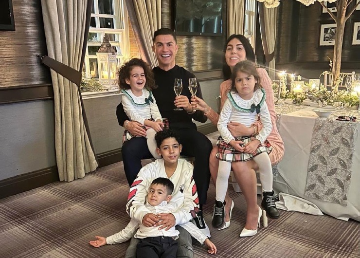 Ronaldo rạng rỡ bên gia đình ngày đầu năm, tự nhận không hạnh phúc tại MU 100902