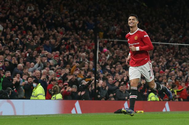 Ronaldo rạng rỡ bên gia đình ngày đầu năm, tự nhận không hạnh phúc tại MU 100904