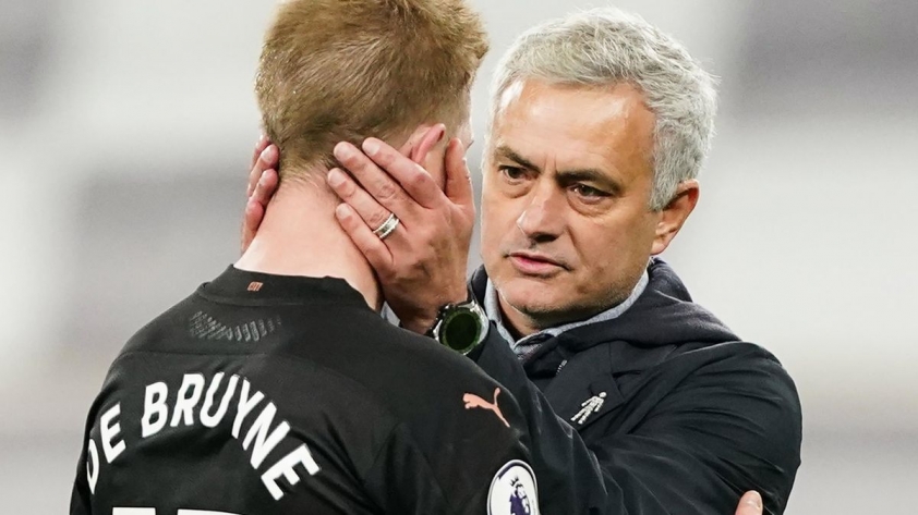 Mourinho bất ngờ bị fan Chelsea lôi ra 'trút cơn giận' không đua được vô địch 105268