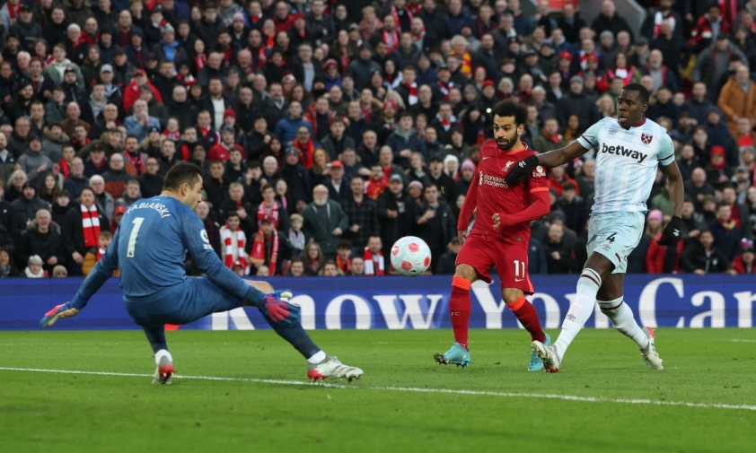 Chật vật thắng West Ham, Liverpool đe dọa vị trí đỉnh bảng của Man City 116459