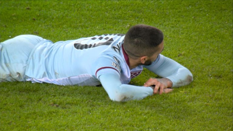 Chật vật thắng West Ham, Liverpool đe dọa vị trí đỉnh bảng của Man City 116460