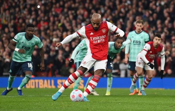 Lacazette nhân đôi cách biệt cho Arsenal trên chấm 11m. Ảnh: internet