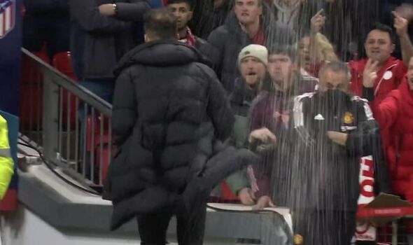 Video: Simeone nhận 'mưa' vật thể lạ, chạy vội vào đường hầm Old Trafford 119070