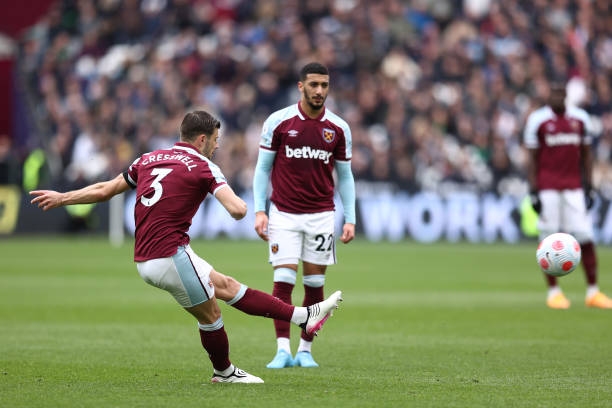 Cresswell sút phạt đẹp mắt mở tỉ số cho West Ham. Ảnh: internet