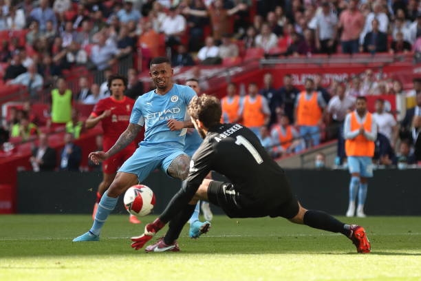 Gabriel Jesus bỏ lỡ cơ hội rất ngon ăn để có bàn thắng rút ngắn tỉ số cho Man City. Ảnh: internet
