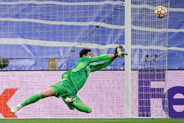 T. Courtois là người hùng của Real Madrid trong hiệp 1 với những pha cứu thua xuất thần. Ảnh: internet