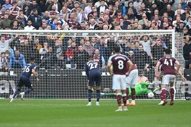 Mahrez không thể đánh bại được Fabianski trên chấm phạt đền. Ảnh: internet