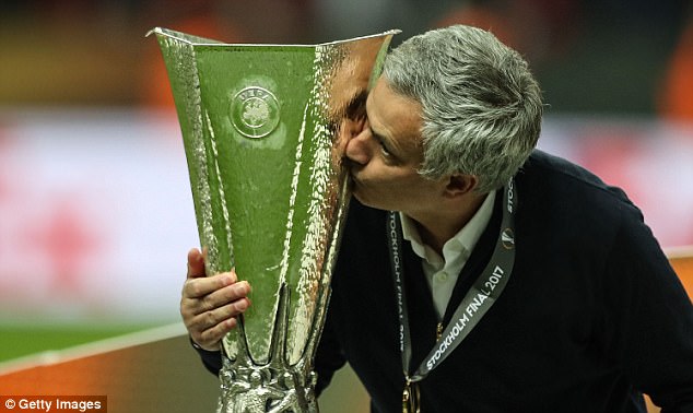 Jose Mourinho: 'MU còn lâu mới nâng cao được danh hiệu nào' 139091