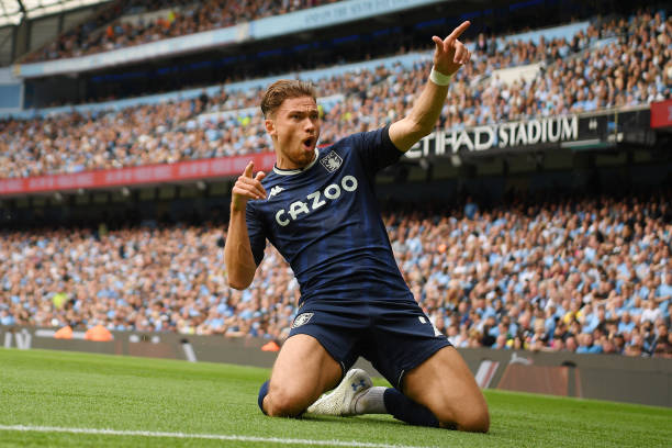 Cash có pha mở tỉ số đầy bất ngờ cho Aston Villa