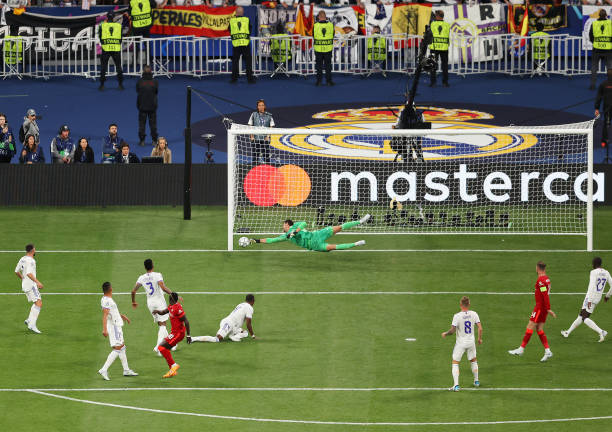 Courtois và cột dòng đã cứu 1 bàn thua cho Real. Ảnh: internet