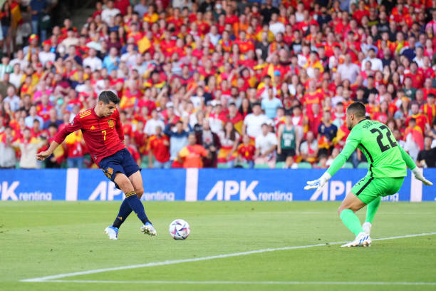 Morata dễ dàng đánh bại Unai Simon trong tư thế đối mặt để mở tỉ số cho đội nhà. Ảnh: internet