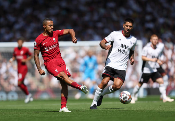 Được đánh giá cao hơn nhưng Liverpool mới là đội phải nhận những tình huống sóng gió trước. Ảnh: internet