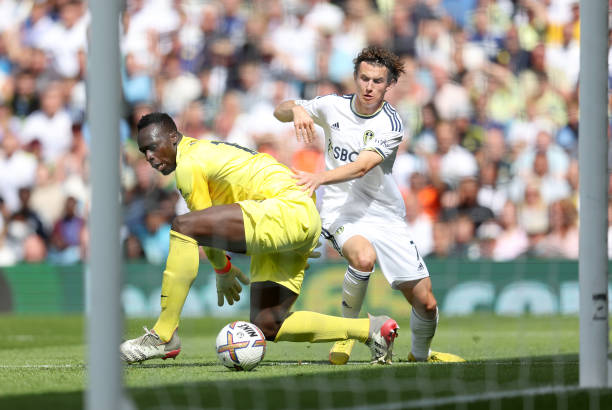 Mendy mắc sai lầm không thể tha thứ và cũng mở ra cho Leeds một trận cầu tưng bừng. Ảnh: internet