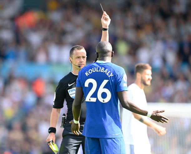 Thẻ đỏ ngớ ngẩn của Koulibaly như tô điểm một trận cầu bạc nhược của The Blues. Ảnh: internet