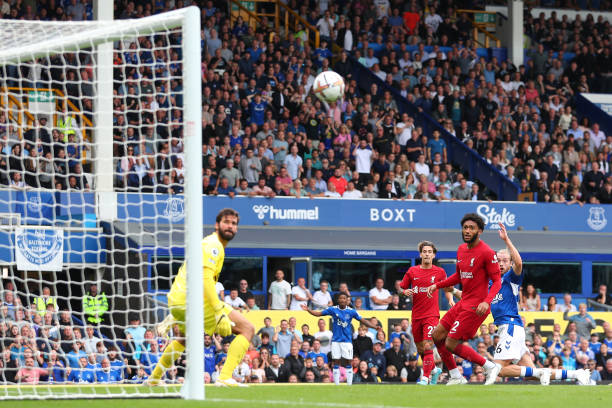 Được đánh giá cao hơn nhưng Liverpool thi đấu đầy chật vật trước hệ thống phòng ngự được tổ chức chặt chẽ của Everton. Ảnh: internet