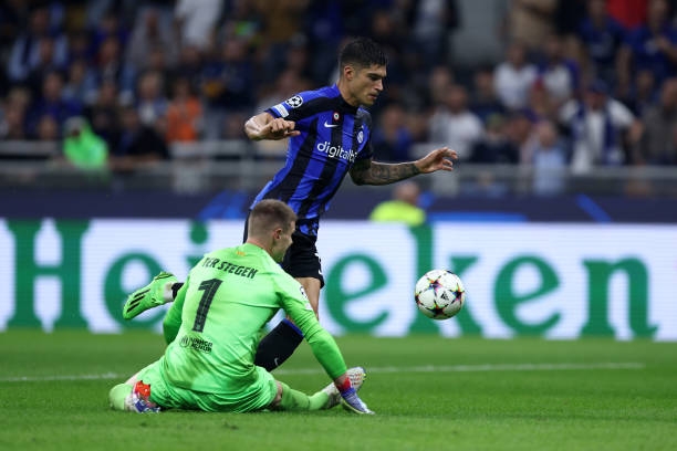 Correa đưa bóng vào lưới khung thành Barca nhưng lại bị trọng tài biên từ chối bàn thắng do lỗi việt vị. Ảnh: intenret