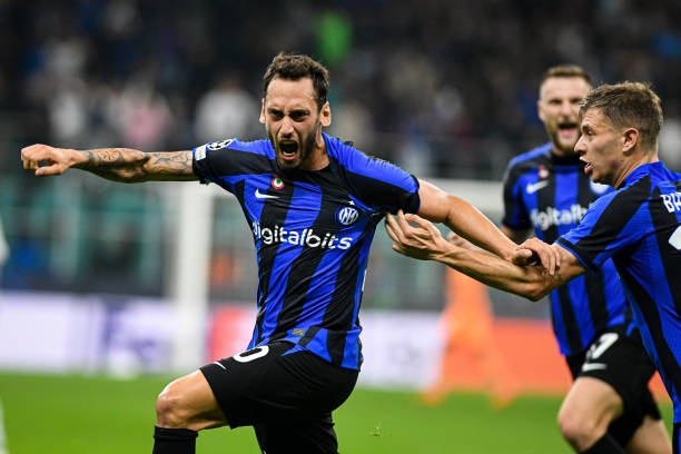 Calhanoglu đã lập một siêu phẩn giúp Inter Milan khai thông thế bế tắc của trận đấu. Ảnh: internet