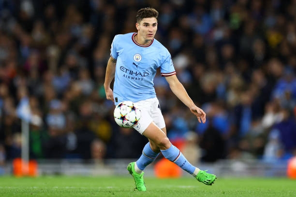 Julian Alvarez đưa Man City vươn lên dẫn trước bằng một pha chạy chỗ dứt điểm không chê vào đâu được. Ảnh: internet