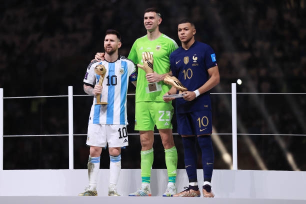 Messi có hành động thể hiện 'bản lĩnh nhà vua' với Mbappe 233880
