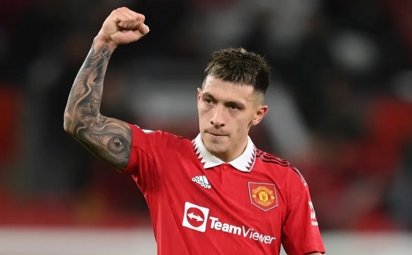 Lisandro Martinez hành động 'mẫu mực hơn Messi', Ten Hag hả lòng hả dạ 237225