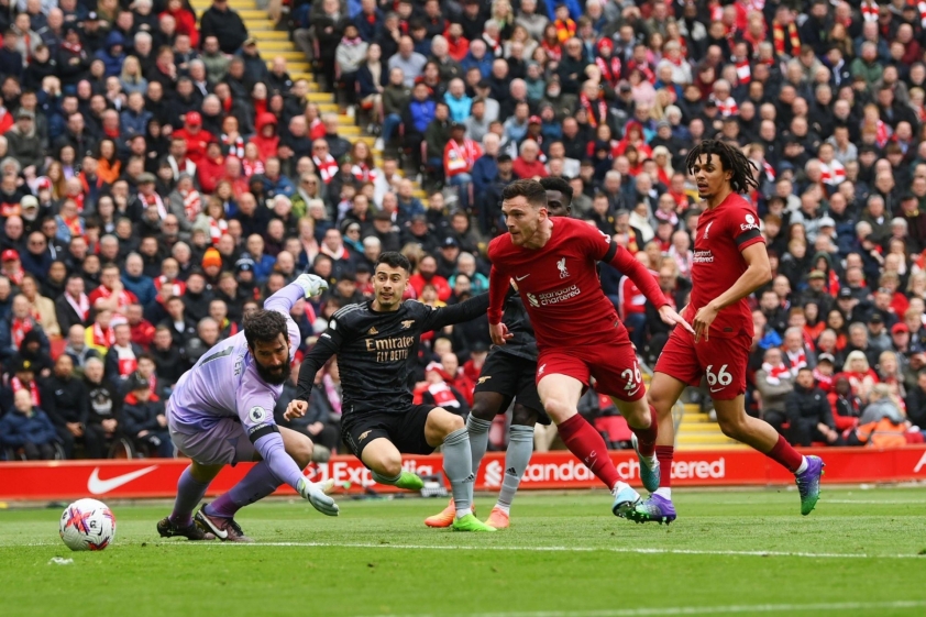 Martinelli tận dụng sai lầm hàng thủ Liverpool để mở tỷ số cho Arsenal