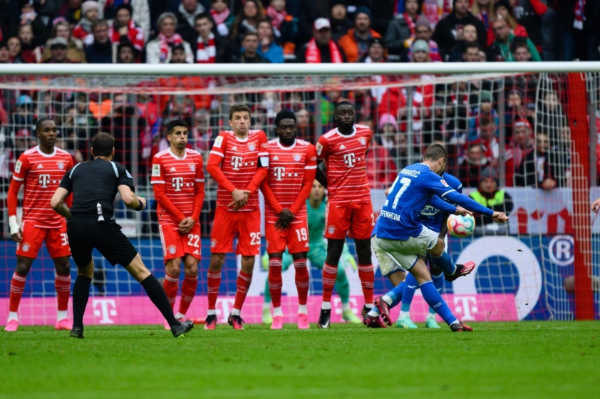 Cú đá phạt của Kramaric là không thể cản phá, qua đó đá bay luôn cơ hội giữ 3 điểm của Bayern (Ảnh: Getty)