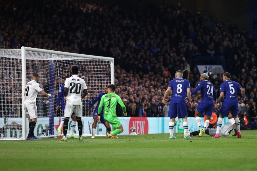 Rodrygo ghi bàn trong sự ngỡ ngàng của hàng thủ Chelsea (Ảnh: Getty)