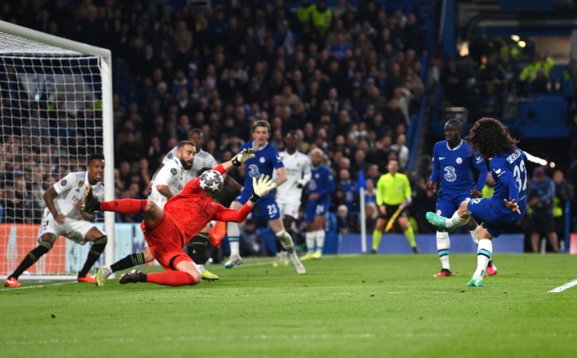 Courtois từ chối cơ hội làm bàn mười mươi của Cucurella (Ảnh: Getty)