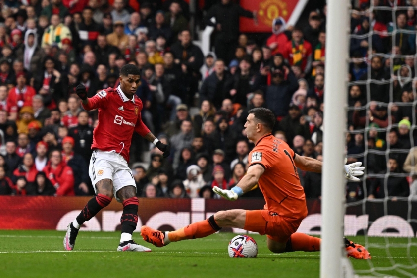 Rashford có ít nhất 3 cơ hội đối mặt trong nửa đầu hiệp 1 nhưng đều bỏ lỡ (Ảnh: Getty)