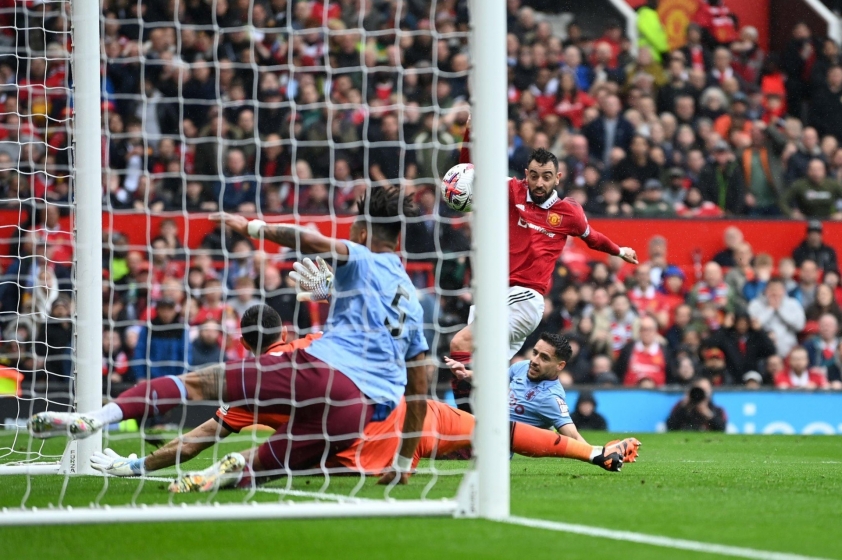 Đội trưởng Bruno Fernandes ghi bàn mở tỷ số cho MU ngay trước khi hiệp 1 khép lại (ảnh: Getty)