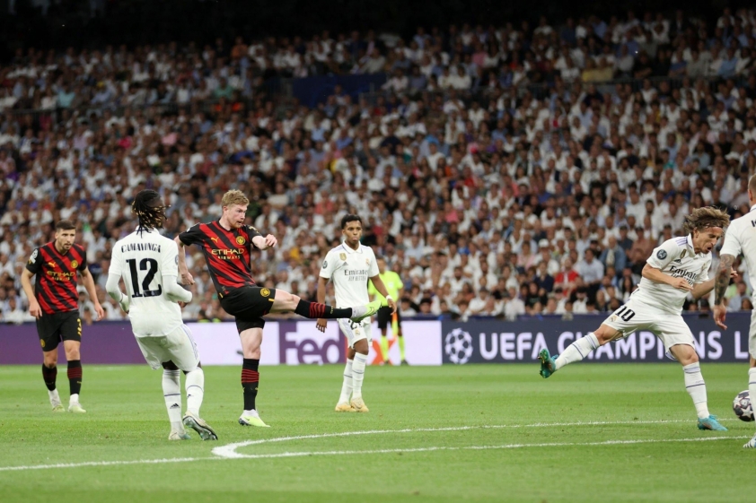 Man City đáp trả bằng một siêu phẩm sút xa khác của Kevin De Bruyne (ảnh: Getty)
