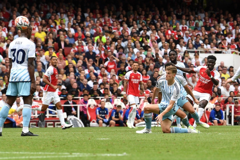 Siêu phẩm nối tiếp siêu phẩm, Arsenal áp sát Man City trên BXH Ngoại hạng Anh 313015