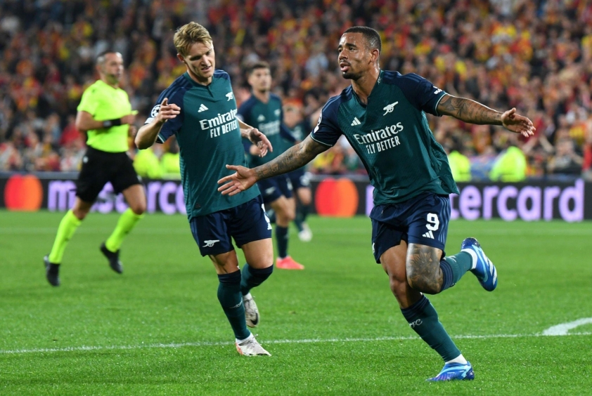 Mất người tai hại, Arsenal thua ngược đội đua trụ hạng ở Cúp C1 336313