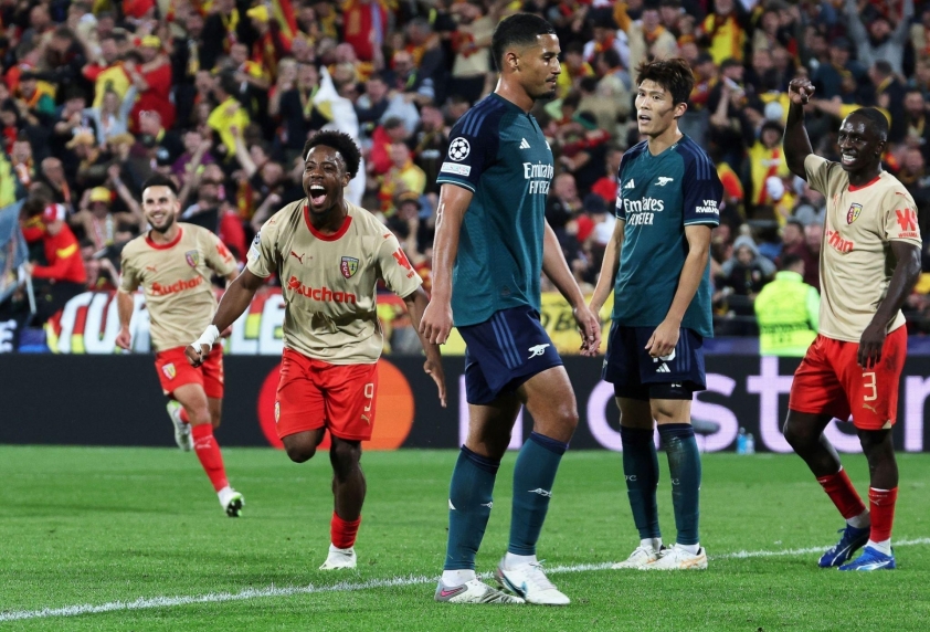 Mất người tai hại, Arsenal thua ngược đội đua trụ hạng ở Cúp C1 336314