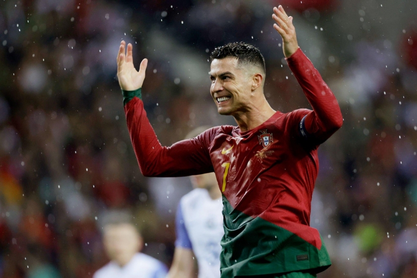 ronaldo-chan-sut-xuat-sac-nhat-teh-gioi-1697687464.jpg