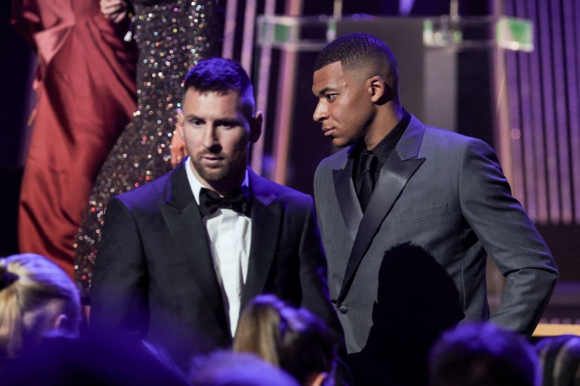 mbappe-qua-bong-vang-messi-1698916393.jpg