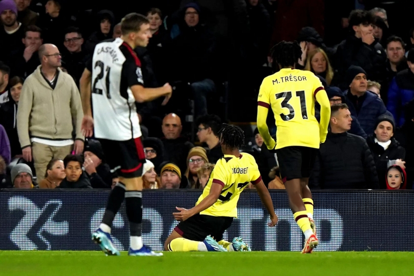 Fulham thua đội trụ hạng Ngoại hạng Anh vì 2 siêu phẩm 378247