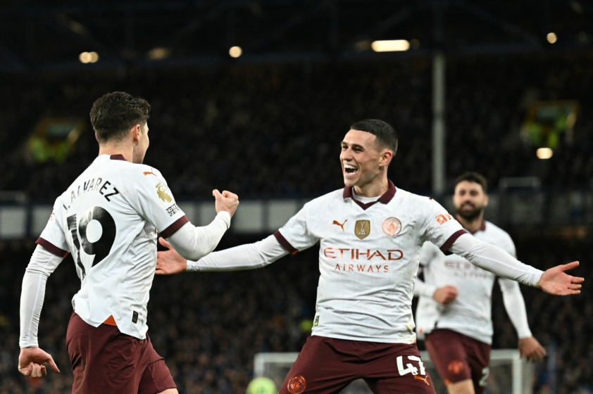 Man City ngược dòng ngoạn mục trong ngày tái xuất Ngoại hạng Anh 380498