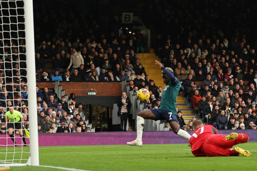 Arsenal thua ngược Fulham, nguy cơ tụt khỏi top 4 Ngoại hạng Anh 382349