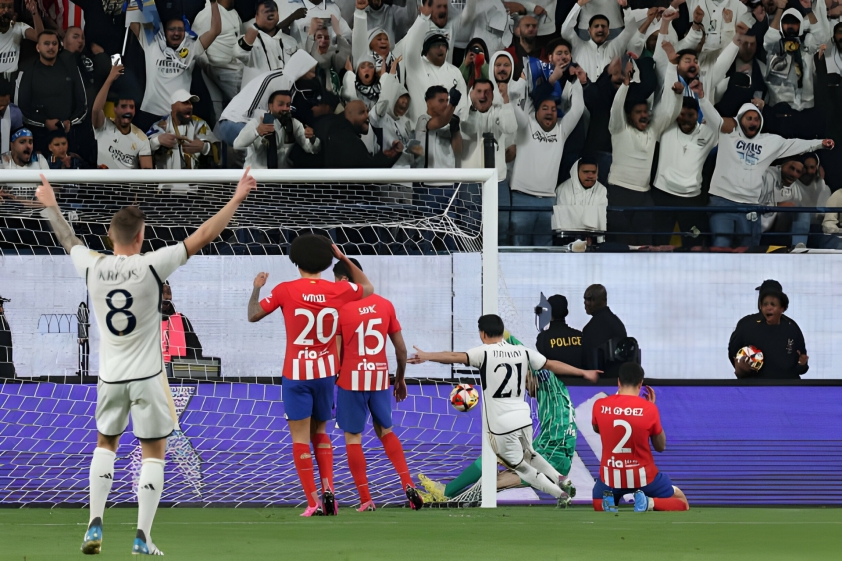 Real Madrid thắng ngược Atletico trong trận cầu 8 bàn để vào chung kết Siêu Cúp 388106