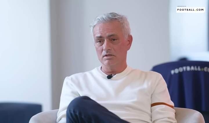 mourinho-messi-qua-bong-vang-1708070329.jpg