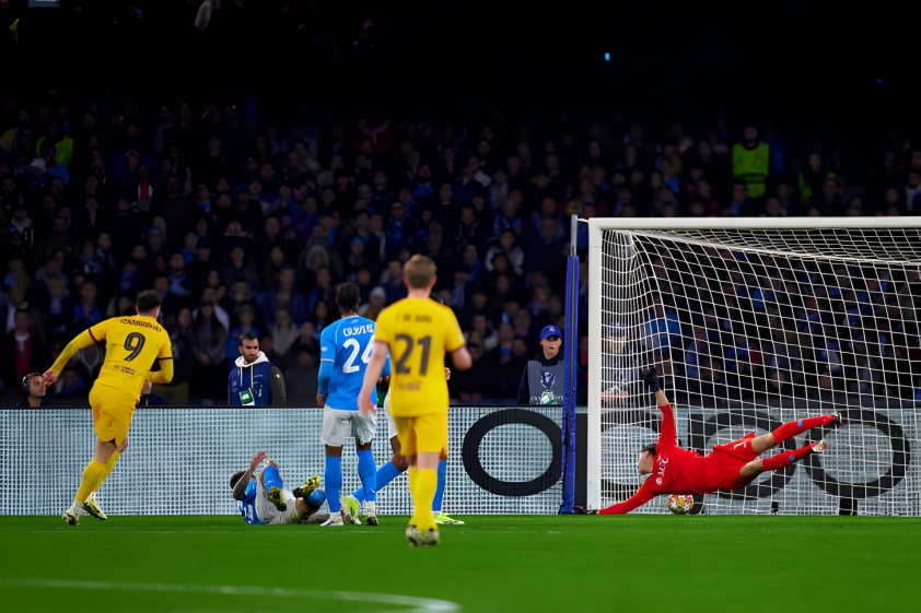Sai lầm phòng ngự, Barca đánh rơi chiến thắng trước Napoli ở C1-409515