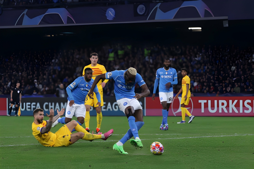 Sai lầm phòng ngự, Barca đánh rơi chiến thắng trước Napoli ở C1 409516