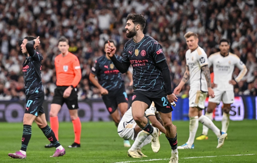 Hậu vệ Man City cân bằng thành tích ghi bàn với Mbappe 544875