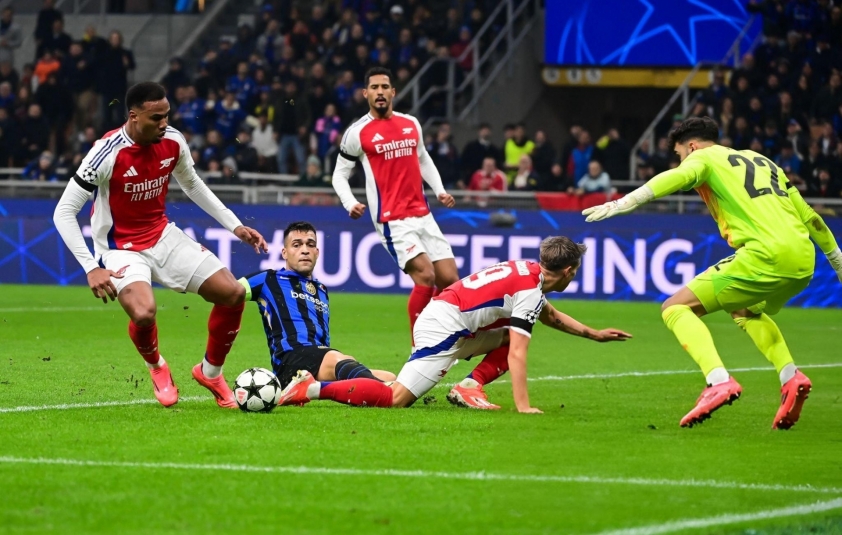 Arteta hóa Mourinho, nhận thẻ vàng 'khó đỡ' vì cứu bóng cho Arsenal 553014