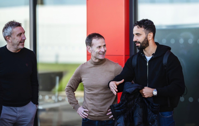 CHÍNH THỨC: HLV Van Nistelrooy rời Man Utd 555330